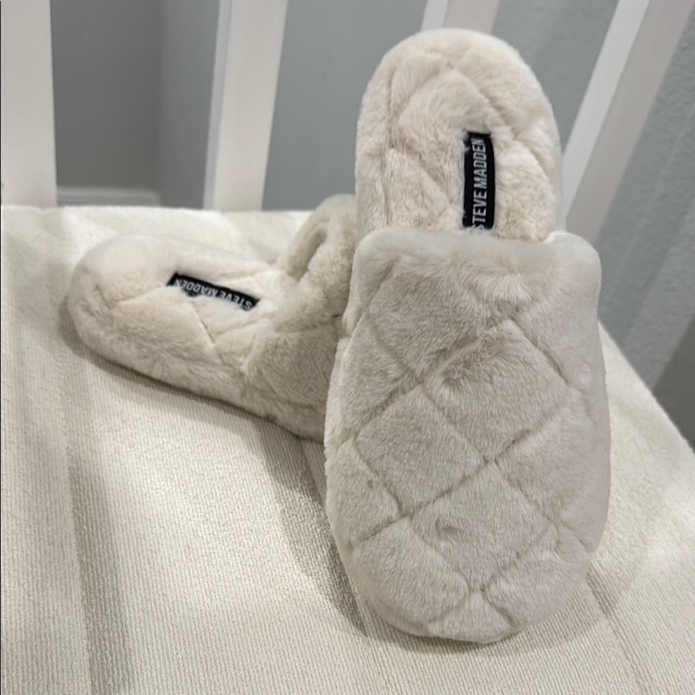 Steve Madden Plush Cream Slippers